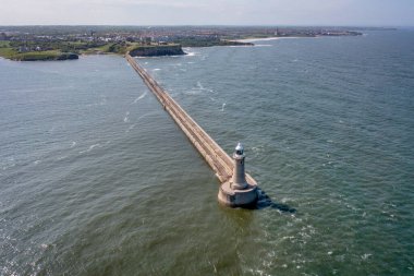 Tynemouth Yazın Kırık Su ve Deniz Feneri