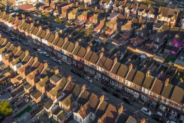 Gün batımında Luton 'da Teraslı İşçi Sınıfı Konutlarının Havadan Görünümü