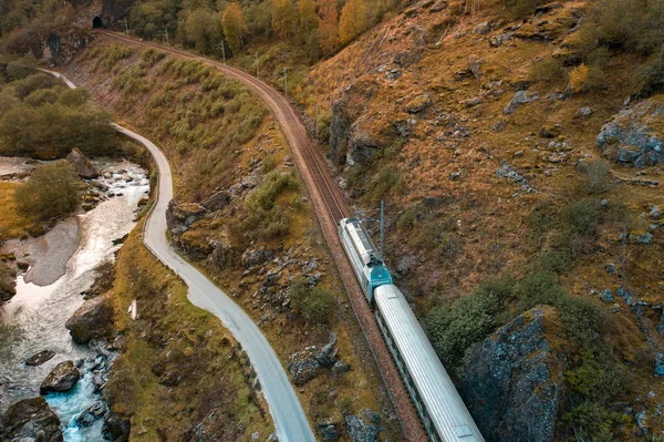 Der Zug Von Flam Nach Myrdal Fährt Durch Wunderschöne Landschaften — Stockfoto