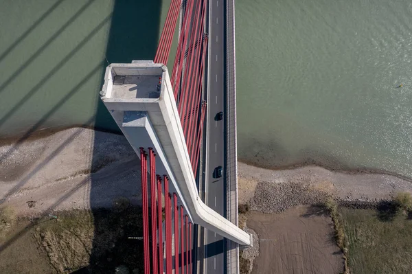 Puente Colgante Grande Que Cruza Río Con Coches Que Cruzan —  Fotos de Stock