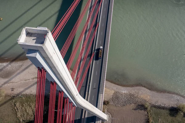 Große Hängebrücke Überquert Einen Fluss Mit Lastkraftwagen — Stockfoto