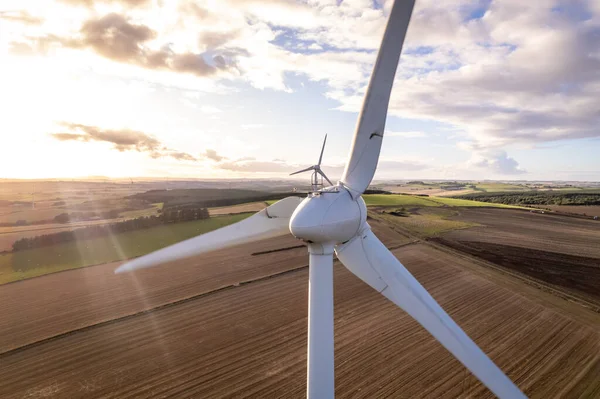 Güneşli bir günde Yenilenebilir Enerji Rüzgarı Türbininin Yakın Görüntüsü