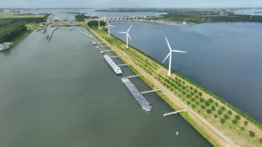 Toplu Taşıyıcı Gemiler Hollanda 'daki Volkerak Kilidine yanaştı