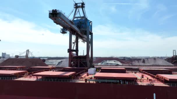 港内のばら積み船から商品を積み出すクレーン — ストック動画