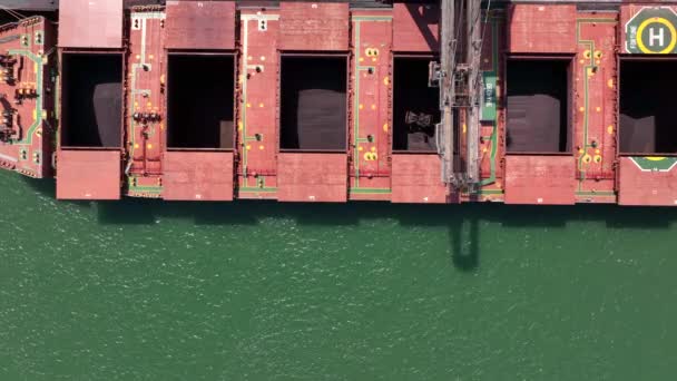 Blick Aus Der Vogelperspektive Auf Ein Frachtschiff Das Entladen Wird — Stockvideo