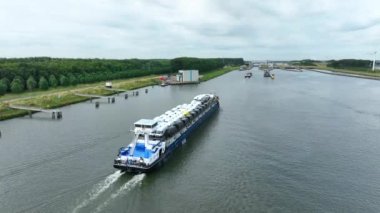 Hollanda 'daki Volkerak Kilidi' ne giren araçlar.