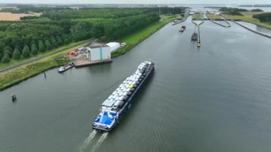 Hollanda 'daki Volkerak Kilidi' ne giren araçlar.