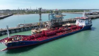 Petrol Tanker Gemisi Rafineri Limanında Yakıt ve Petrol Satıyor