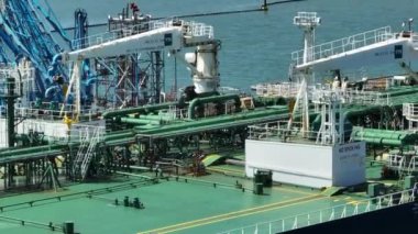 Petrol Tanker Gemisi Rafineri Limanında Yakıt ve Petrol Satıyor