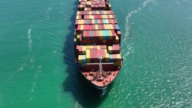 Uluslararası Ticaret İçin Deniz Taşıma Kargosundaki Konteyner Gemisi