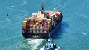 Bir Römorkör Teknesiyle Limana Yardım Edilen Bir Konteyner Gemisi