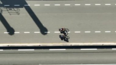 İki Bisikletçi Bir Yol Kuşunun Gözü Görünümünde Dolaşıyor