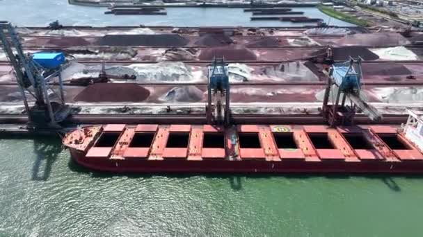 Bulk Carrier Ship Offloading Cargo Crane Processing — Stock Video