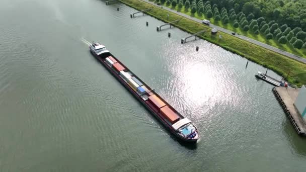 オランダのVolkerak Lockに到着したコンテナ船 — ストック動画