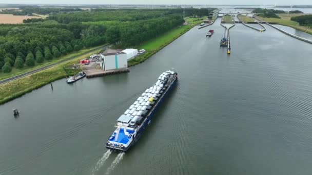 Fahrzeuge Die Boot Die Schleuse Volkerak Den Niederlanden Transportiert Werden — Stockvideo