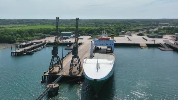 Ferry Roro Puerto Esperando Carga Del Vehículo — Vídeos de Stock