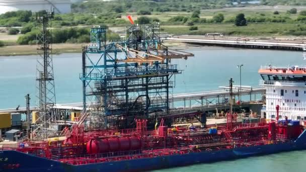Разгрузка Топлива Нефти Нефтеперерабатывающем Порту — стоковое видео
