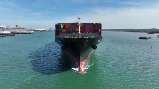 Πλοίο Εμπορευματοκιβωτίων Που Φθάνει Στο Λιμάνι Μετακίνηση Φορτίου Διεθνώς — Αρχείο Βίντεο