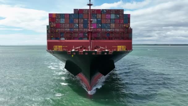 Containerschiff Mit Internationaler Fracht Vom Bug Aus Gesehen — Stockvideo