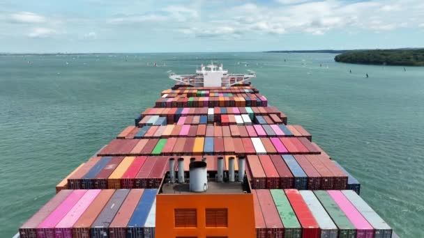 Vollbeladenes Containerschiff Transportiert Fracht Auf See Die Welt — Stockvideo