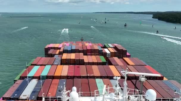 Vollbeladenes Containerschiff Transportiert Fracht Auf See Die Welt — Stockvideo