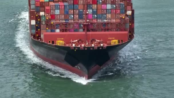 Volledig Geladen Containerschip Zee Dat Lading Hele Wereld Vervoert — Stockvideo