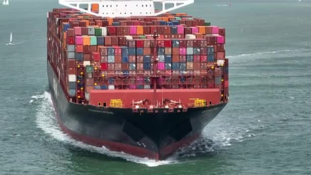 Πλοία Που Μεταφέρουν Χιλιάδες Κοντέινερ Που Μεταφέρουν Διεθνές Φορτίο — Αρχείο Βίντεο