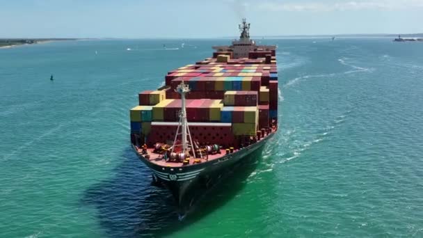 国際貨物輸送のために入港するコンテナ船 — ストック動画
