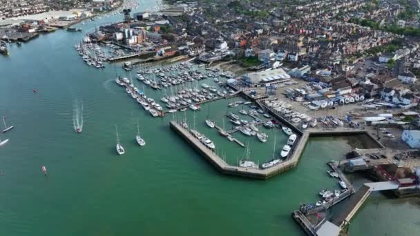 Cowes Marina Wight Szigeten Nyári Légi Kilátásban — Stock videók