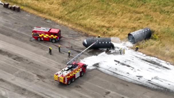 Bomberos Entrenando Para Hacer Frente Incendio Avión Ficticio — Vídeos de Stock