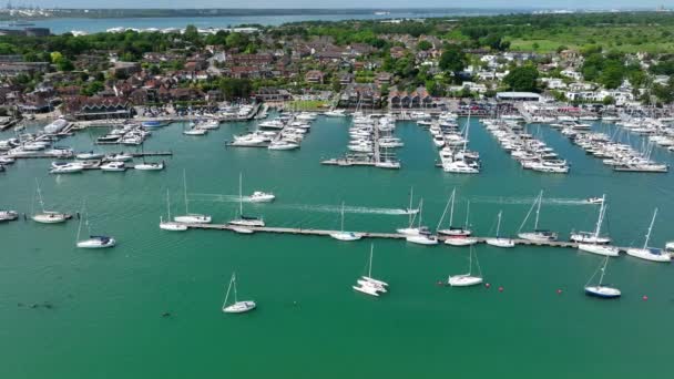 Der Fluss Hamble Und Die Marina Sommer Mit Yachten Und — Stockvideo