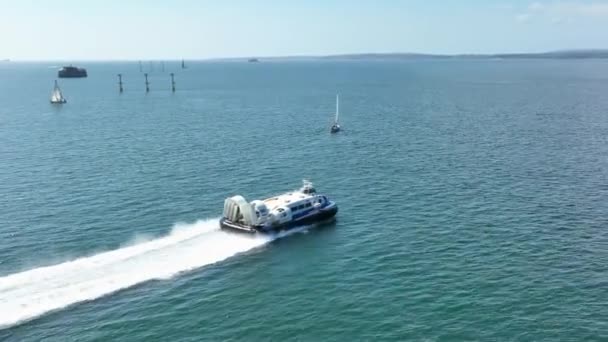 Hovercraft Mueve Rápido Sobre Superficie Del Mar — Vídeos de Stock