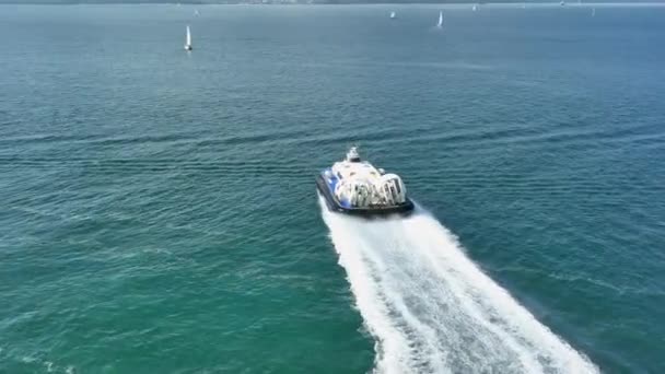 Hovercraft Mueve Rápido Sobre Superficie Del Mar — Vídeos de Stock