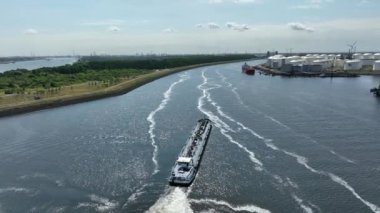 Sıvı Kargo Tanker Gemisi Rotterdam Limanı 'ndan Kargo Nakliyesi