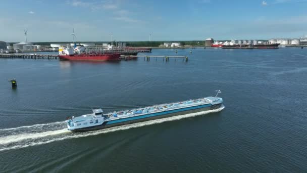 Navio Petroleiro Carga Líquida Que Transporta Carga Através Porto Roterdão — Vídeo de Stock