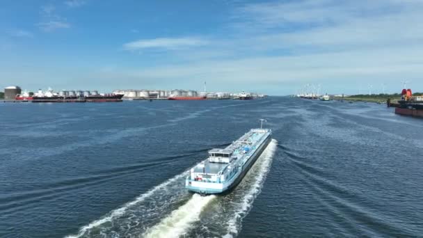 Płynny Zbiornikowiec Transportujący Ładunek Przez Port Rotterdamie — Wideo stockowe