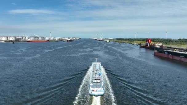 Płynny Zbiornikowiec Transportujący Petrochemikalia Przez Port Rotterdamu — Wideo stockowe