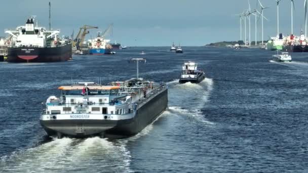 Flüssig Frachtschiff Für Den Transport Von Petrochemikalien Durch Den Hafen — Stockvideo