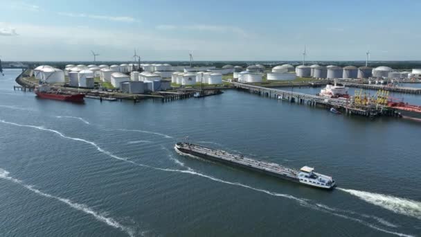 Flytande Lastfartyg Transporter Petrokemikalier Genom Rotterdams Hamn — Stockvideo