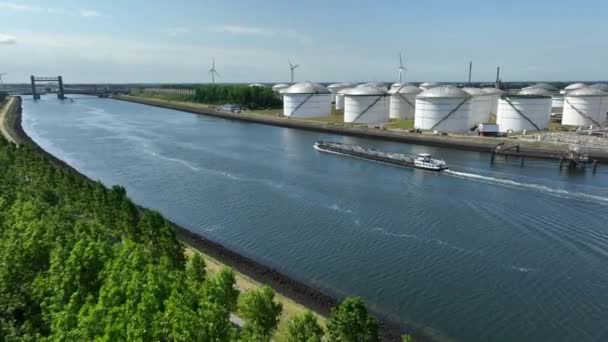 Flüssigkeits Tankschiff Transportiert Fracht Durch Den Hafen Von Rotterdam — Stockvideo