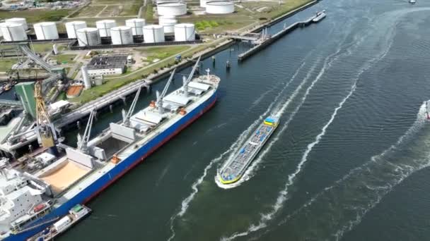液体貨物タンカー船ロッテルダム港を経由して貨物を輸送 — ストック動画
