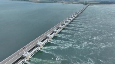 Deniz Suyu Fırtına Bariyeri Köprüsünden Geçiyor