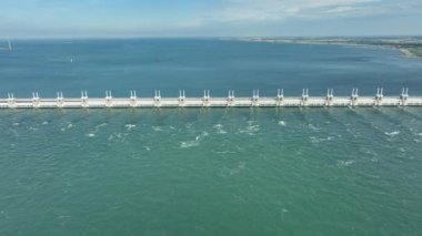 Hollanda 'daki Fırtına Dalgası Bariyeri Anakarayı Selden Koruyor