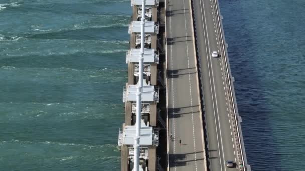 Havsvatten Passerar Genom Storm Barrier Bridge — Stockvideo