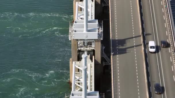 Close Zicht Een Stormvloedkering Vanuit Lucht — Stockvideo