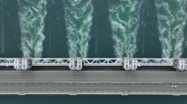 Hollanda 'daki Fırtına Dalgası Bariyer Köprüsü Kuşbakışı Görünümü