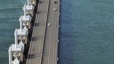 Bir Fırtına Dalgası Bariyeri Üzerindeki Araç Köprüsü