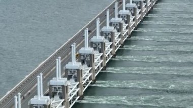 Deniz Suyu Anakarayı koruyan Fırtına Dalgalanma Bariyeri 'nden akıyor