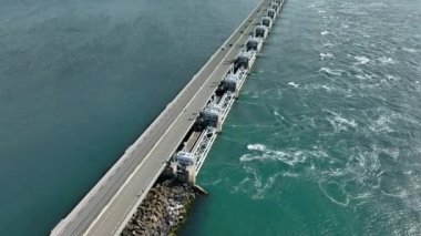 Deniz Suyu Fırtına Dalgası Bariyerinden akıyor