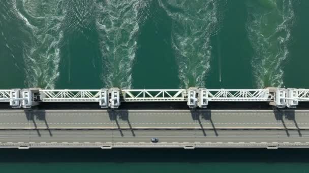 Havsvatten Passerar Genom Storm Barrier Bridge — Stockvideo